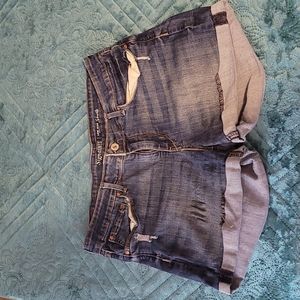 Levis signature, low rise jean short. Size 12